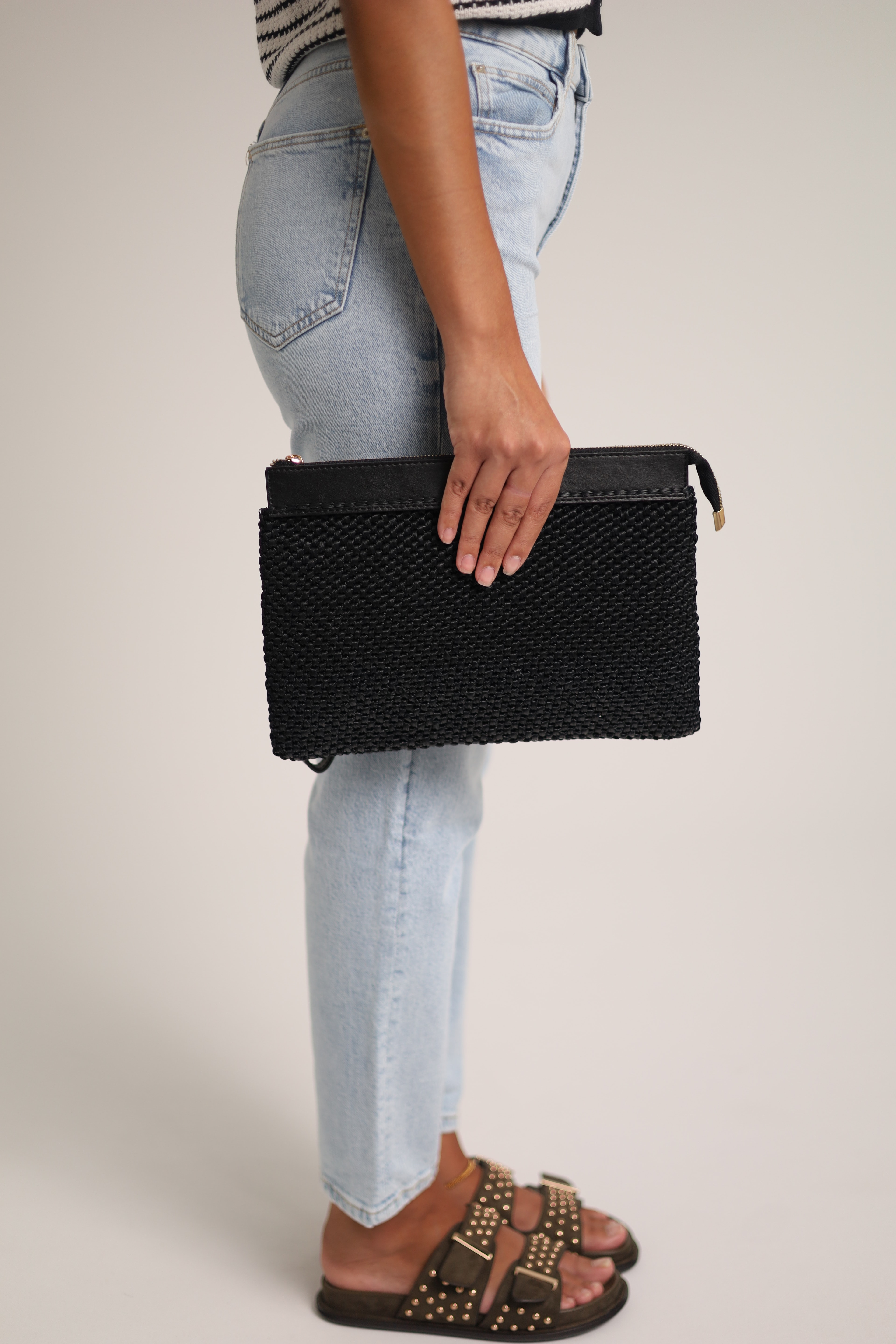 Ada, sac en cuir vegan, métal et raphia viscose — porté