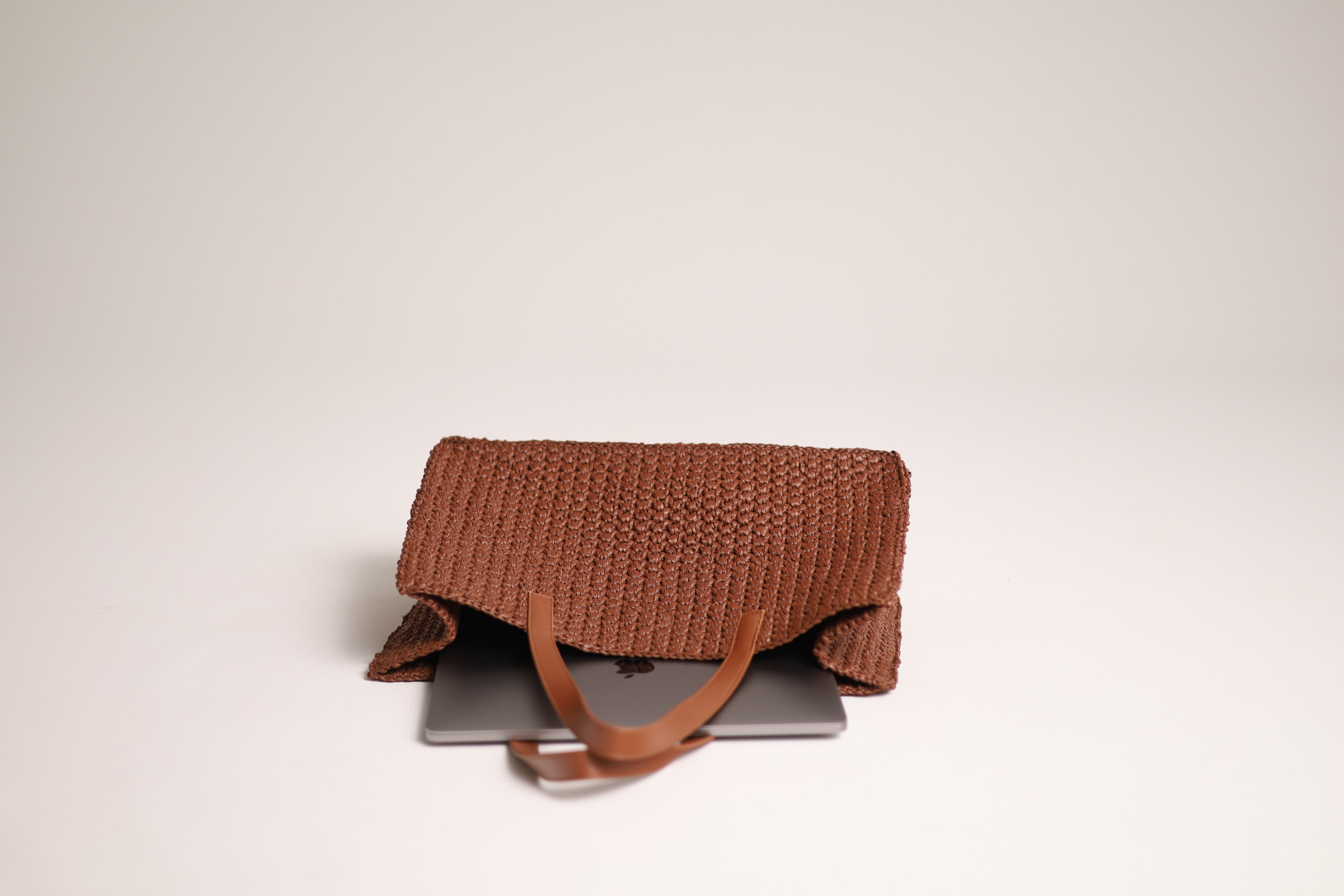 Asta, sac en cuir de veau et raphia viscose, Marron — porté