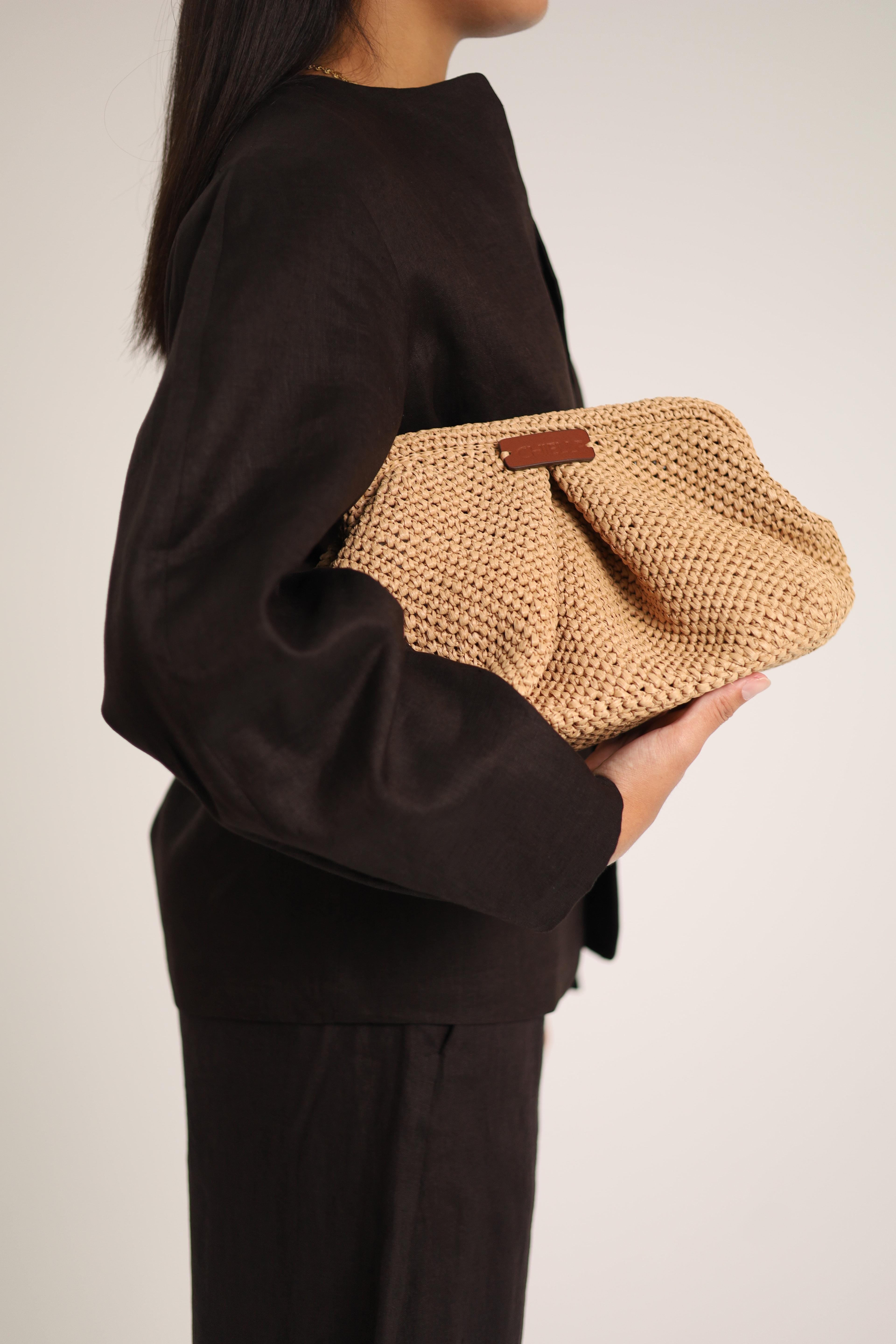 Brontes, sac en cuir de veau et raphia viscose — porté