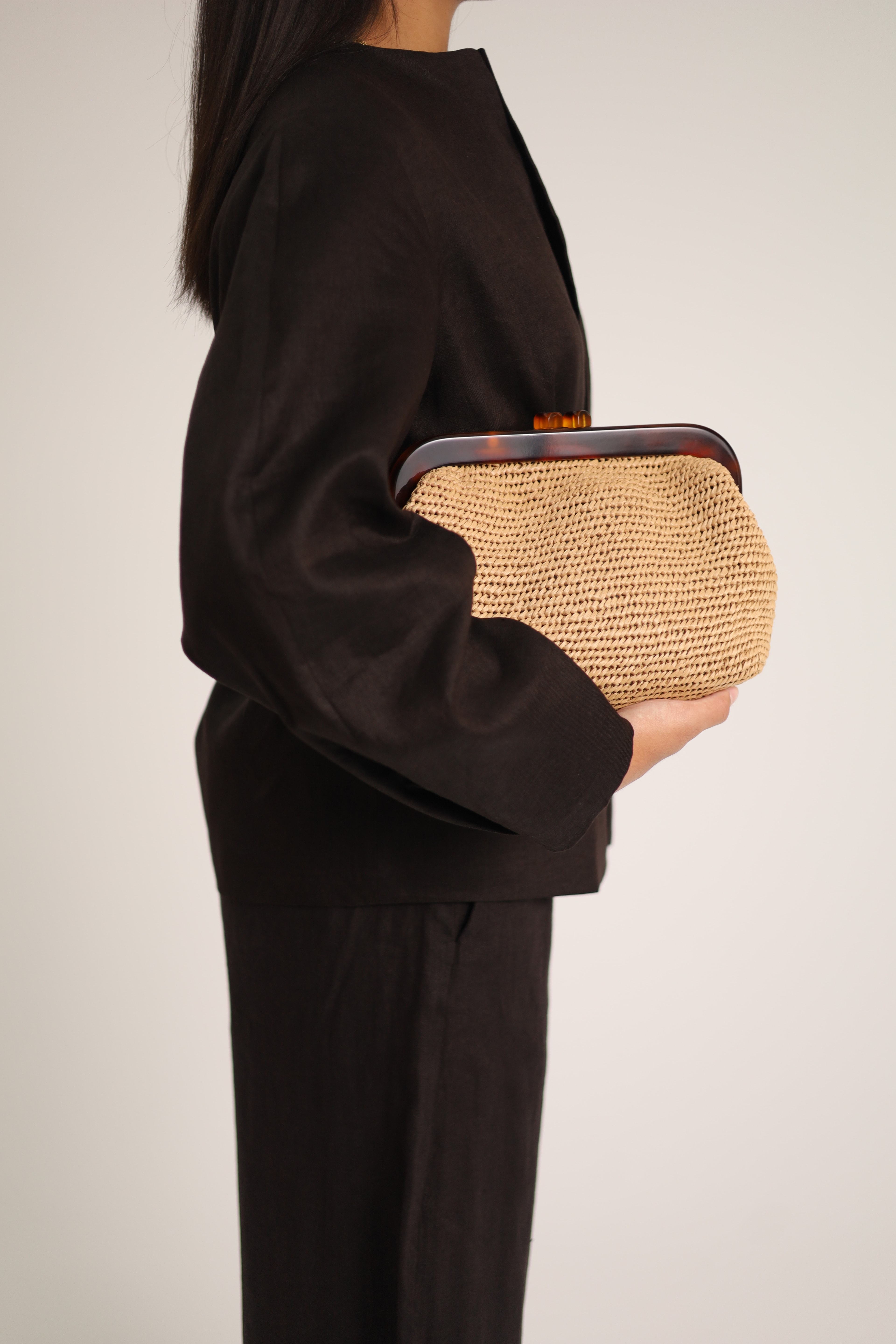 Jannat, sac en raphia viscose et résine — porté