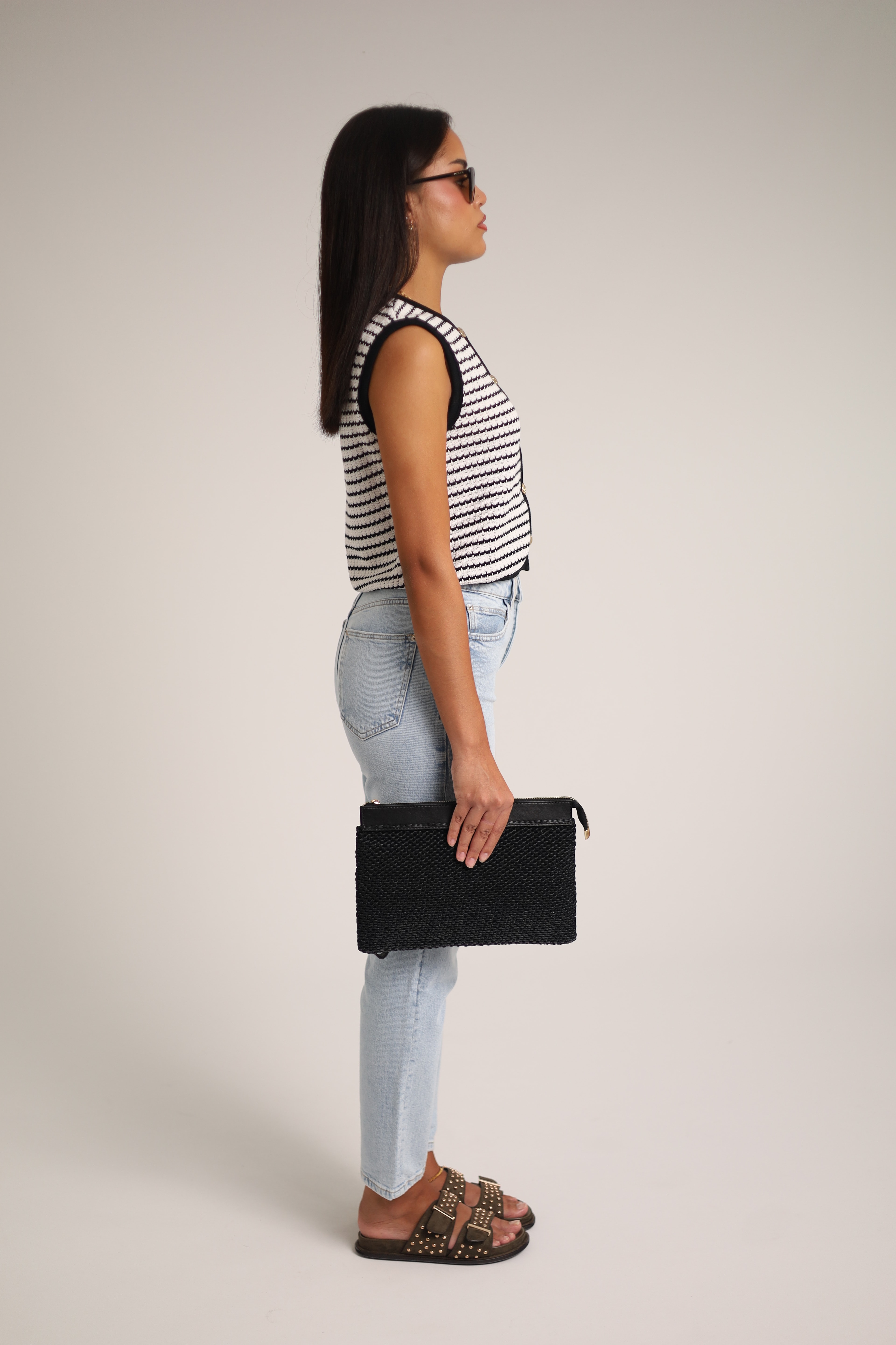 Ada, sac en cuir vegan, métal et raphia viscose — porté