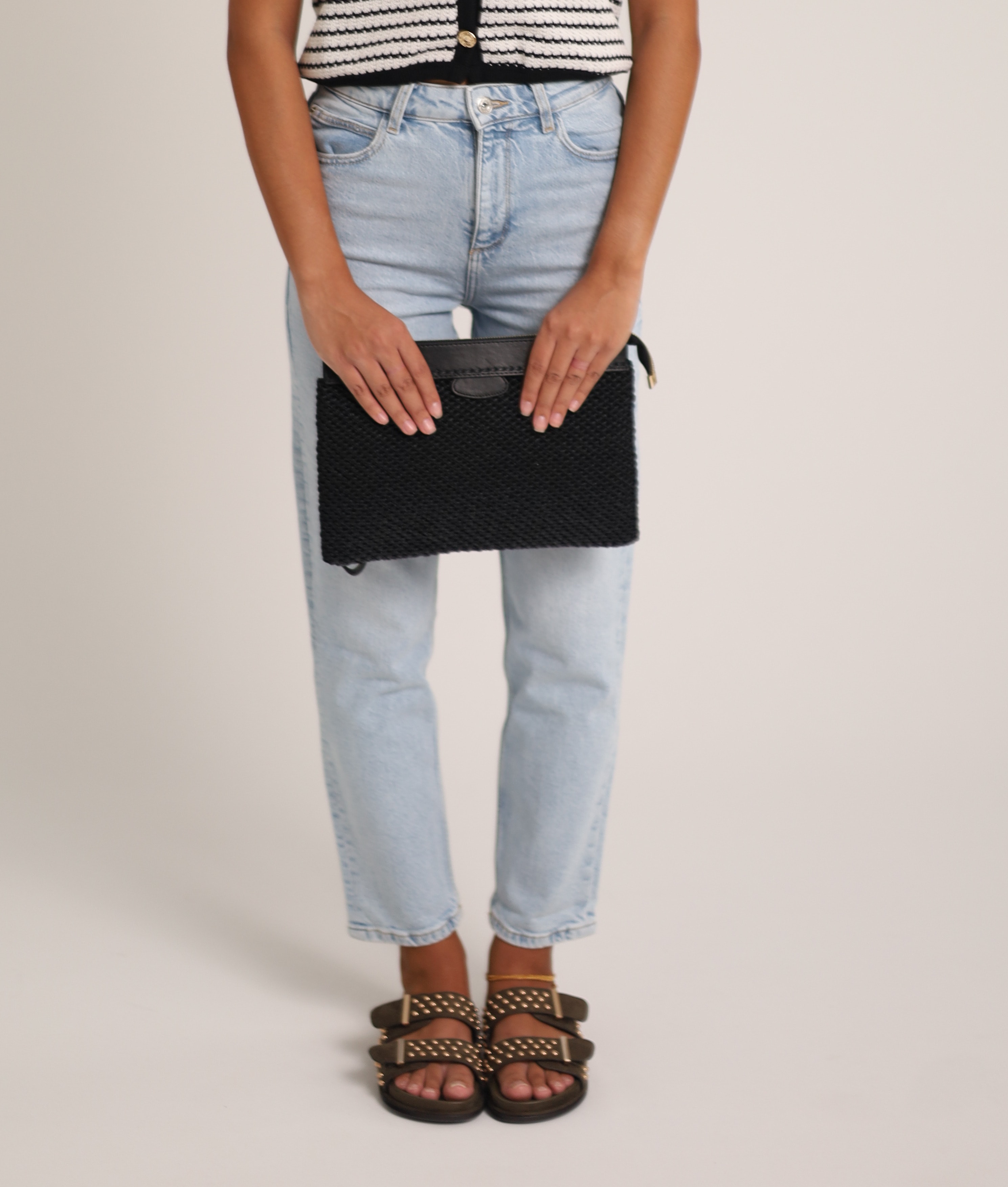 Ada, sac en cuir vegan, métal et raphia viscose — porté