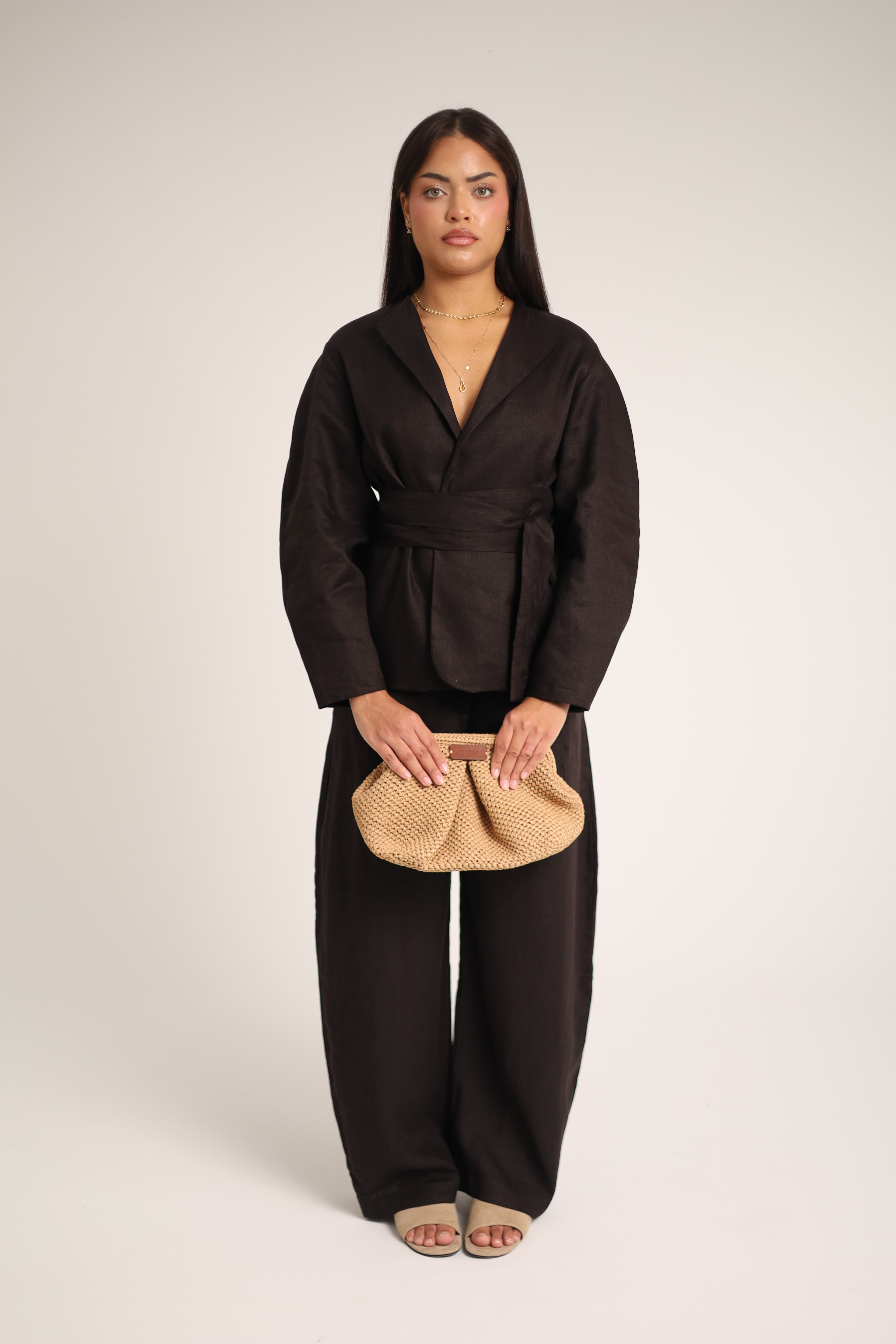 Brontes, sac en cuir de veau et raphia viscose — porté