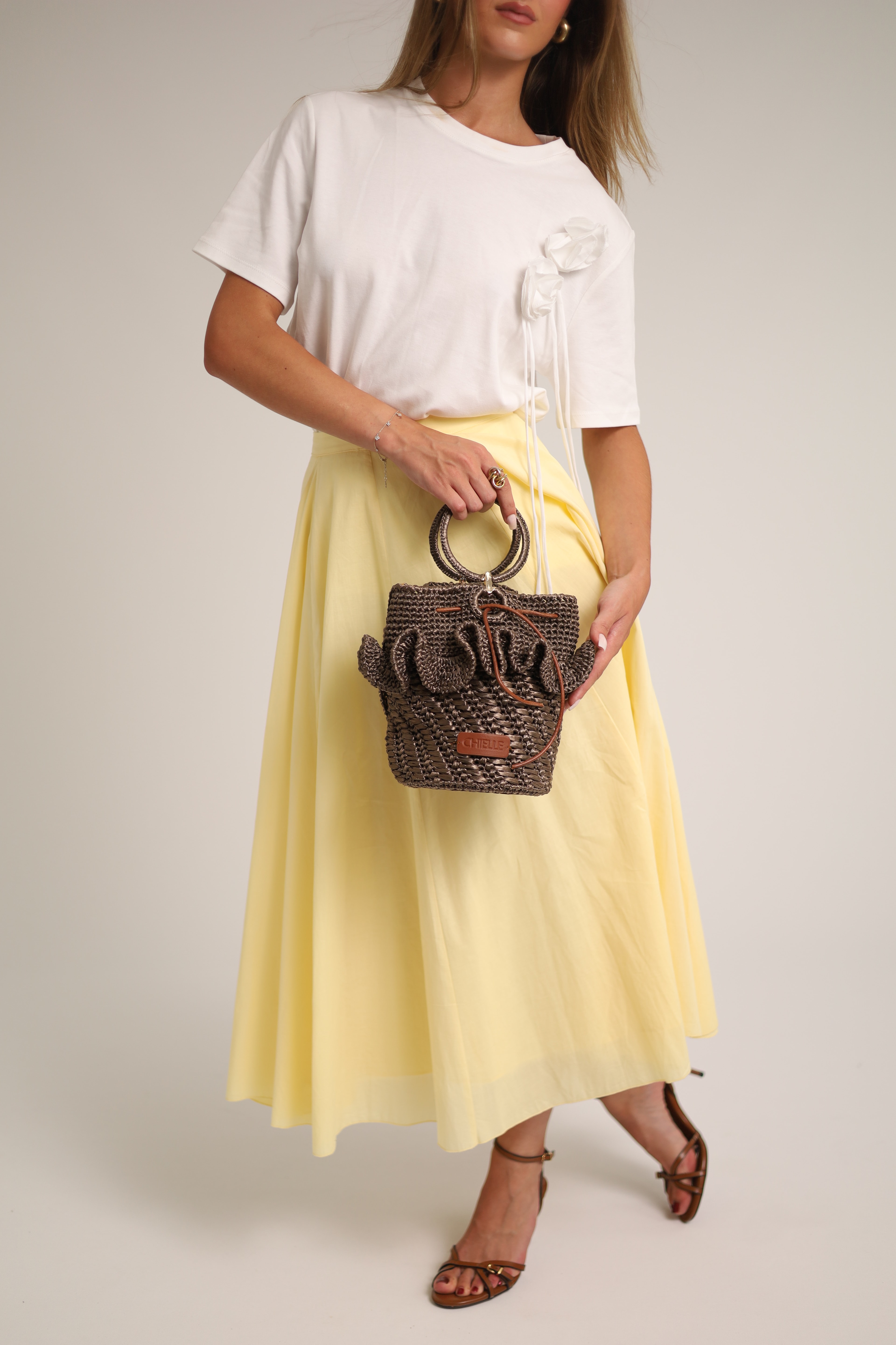 Dione, sac en bois, cuir de veau, métal et raphia viscose — porté