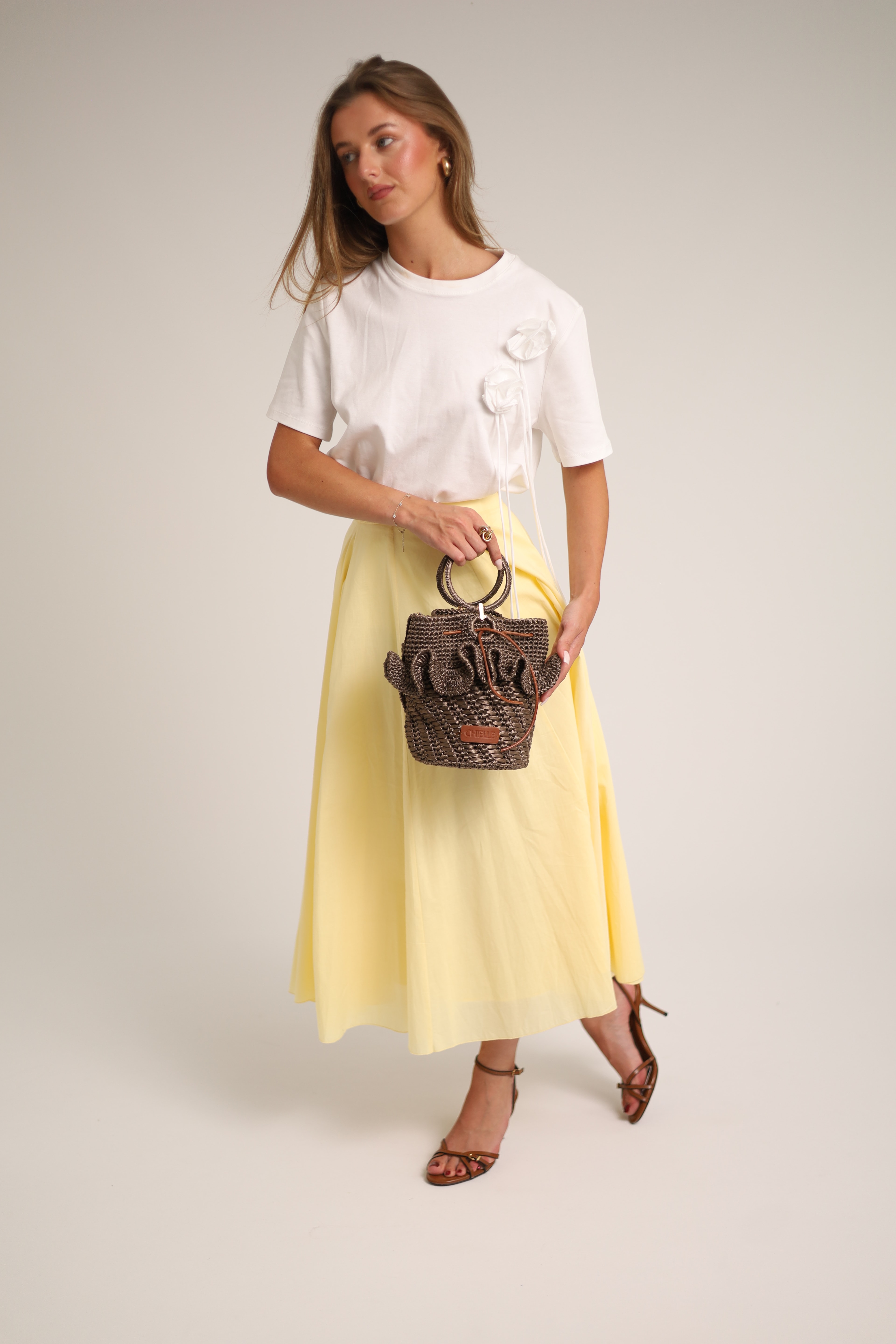 Dione, sac en bois, cuir de veau, métal et raphia viscose — porté