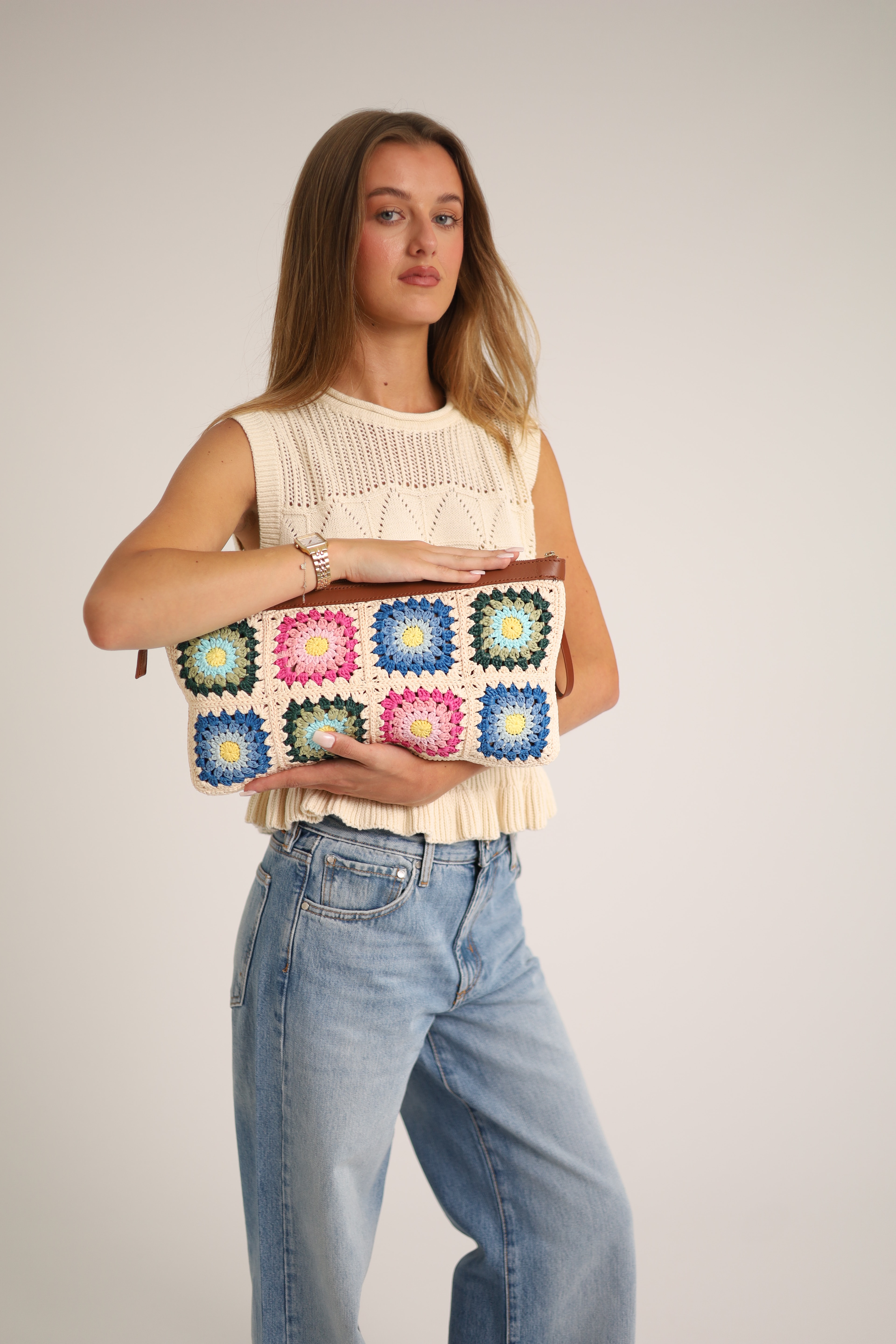 Fiora, sac en métal et raphia viscose — porté