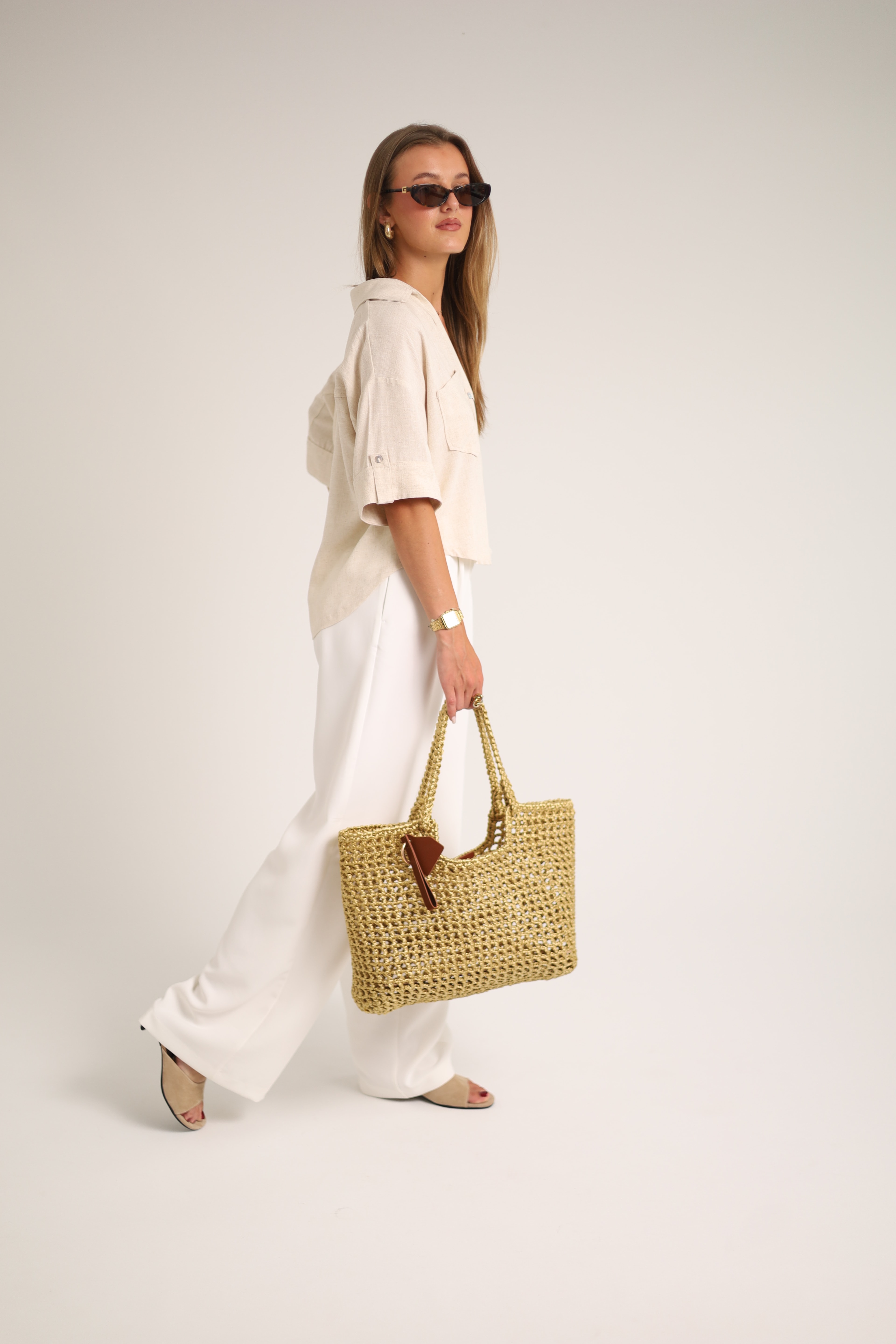 Hada, sac en cuir de veau, métal et raphia viscose, Vert olive aux reflets dorés — porté