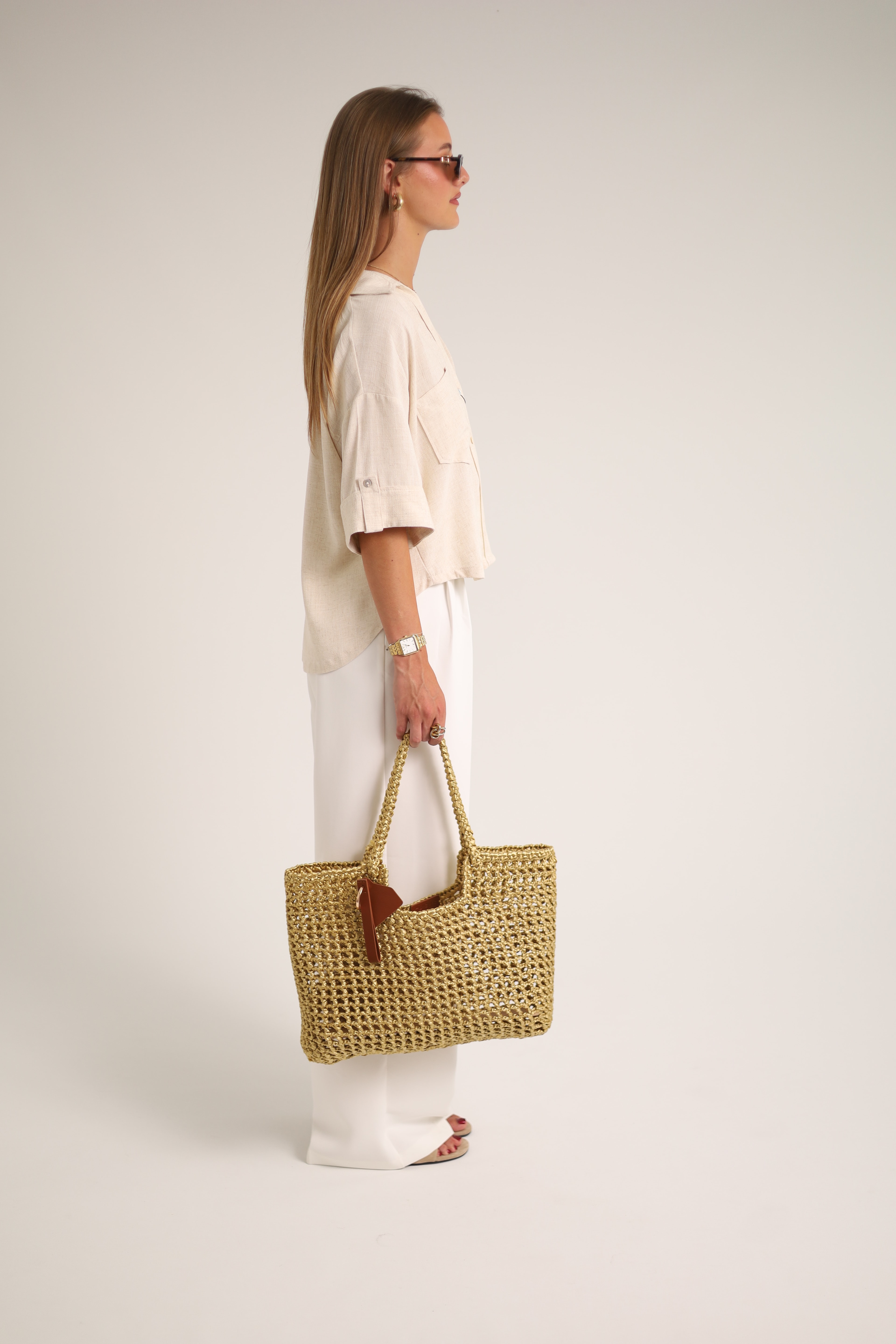 Hada, sac en cuir de veau, métal et raphia viscose, Vert olive aux reflets dorés — porté