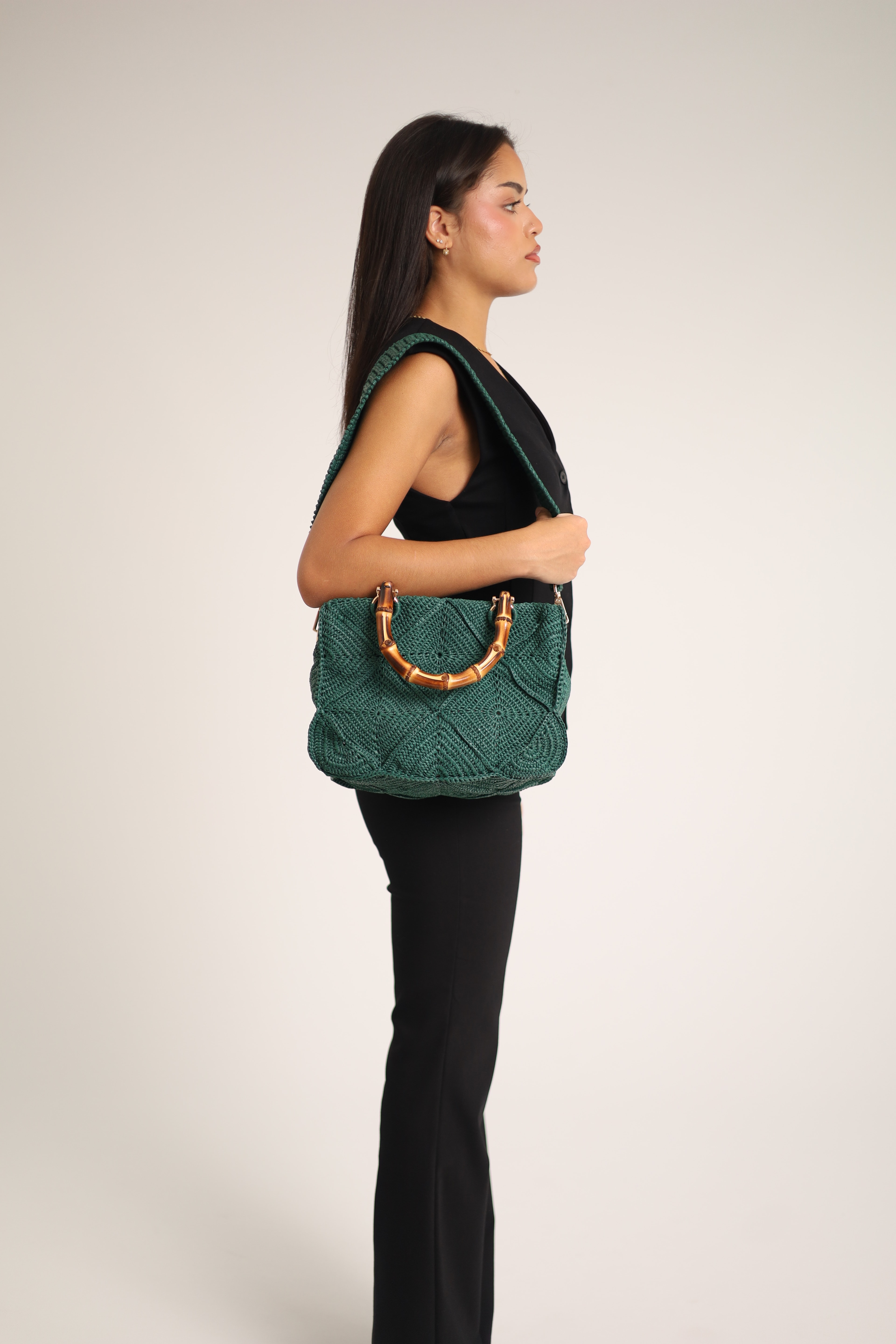Inara, sac en bambou, cuir de veau, métal et raphia viscose, Vert forêt — porté