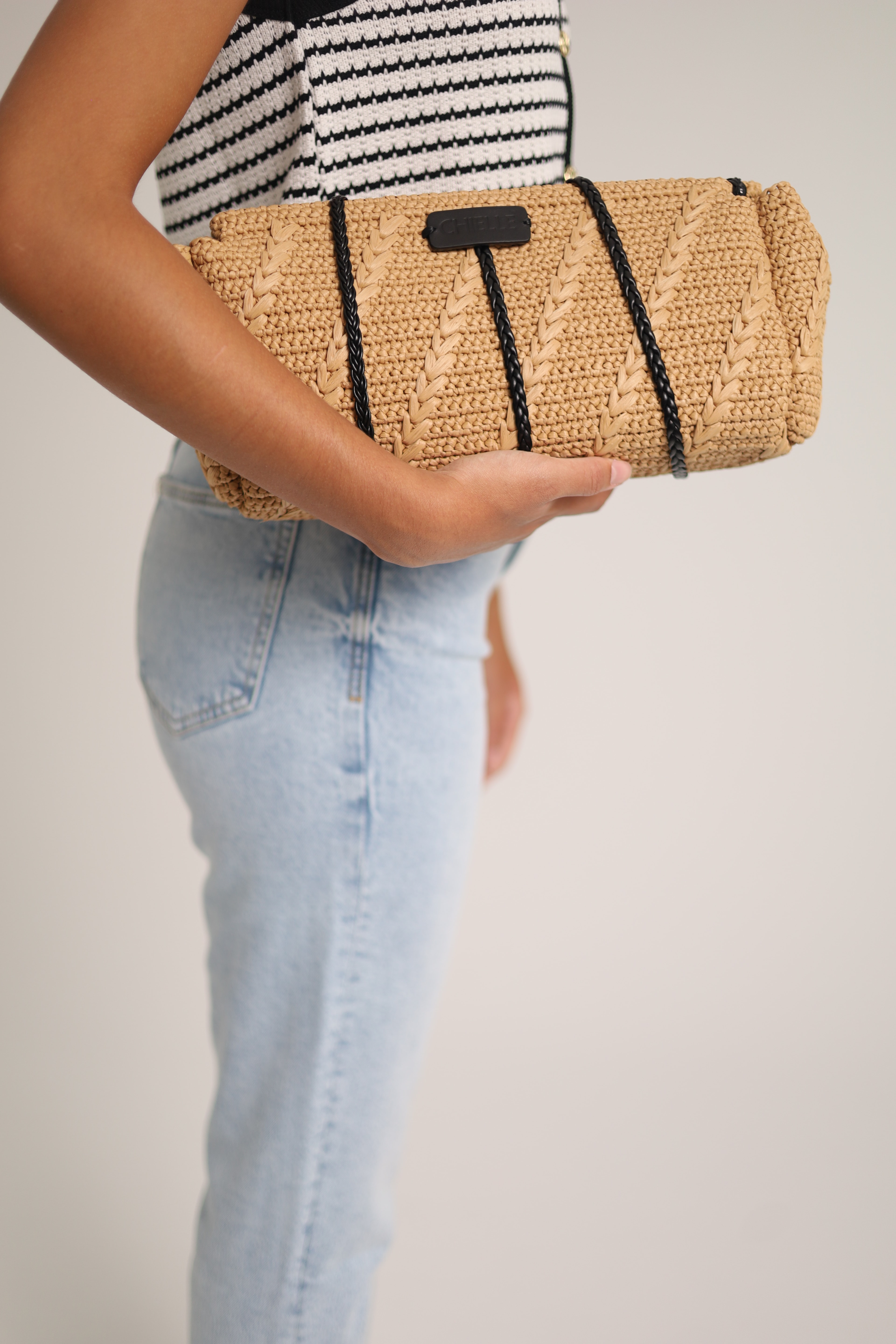 Ivy, sac en cuir de veau, métal et raphia viscose — porté