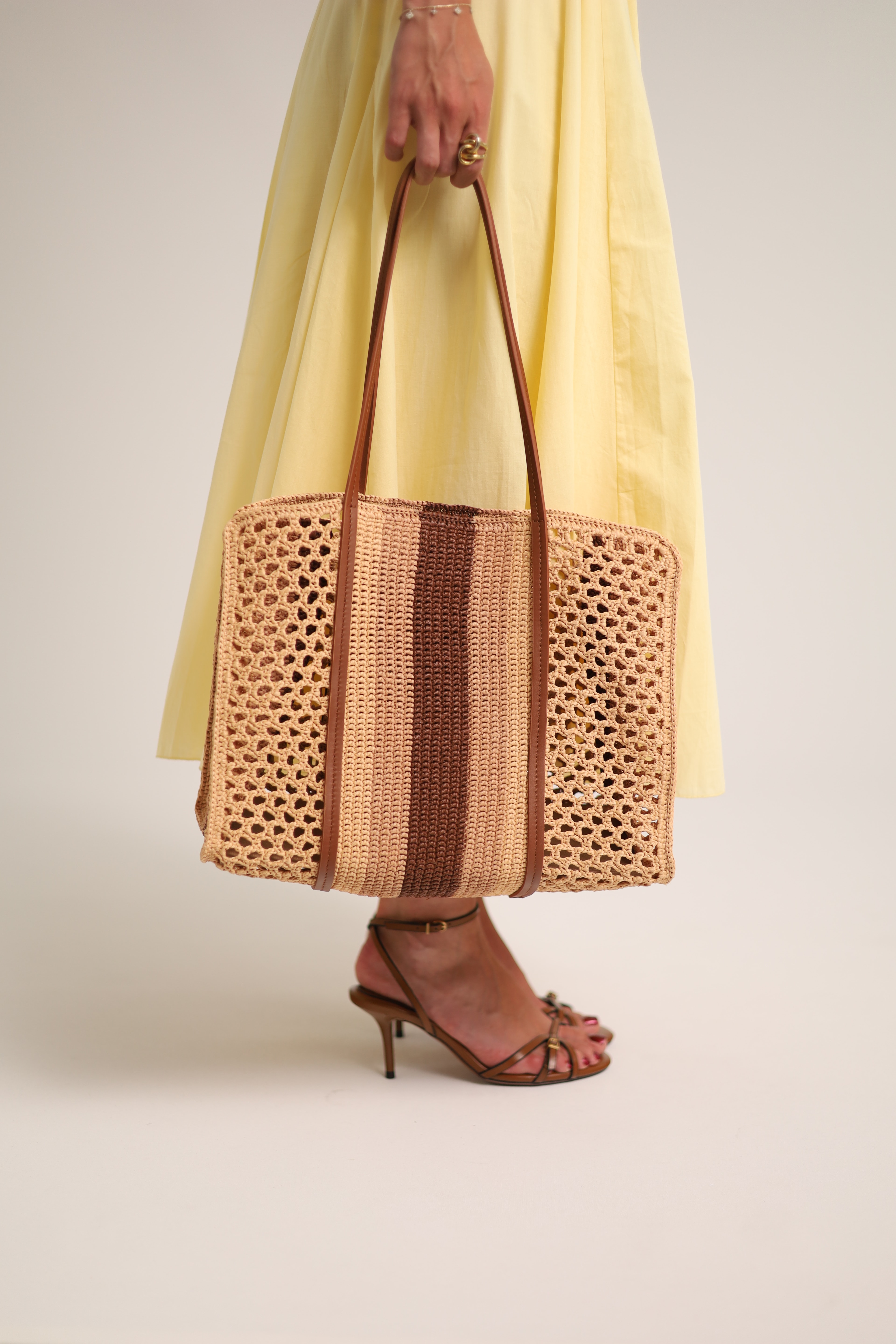 Mahnoor, sac en cuir de veau et raphia viscose, Beige clair, jaune moutarde — détail