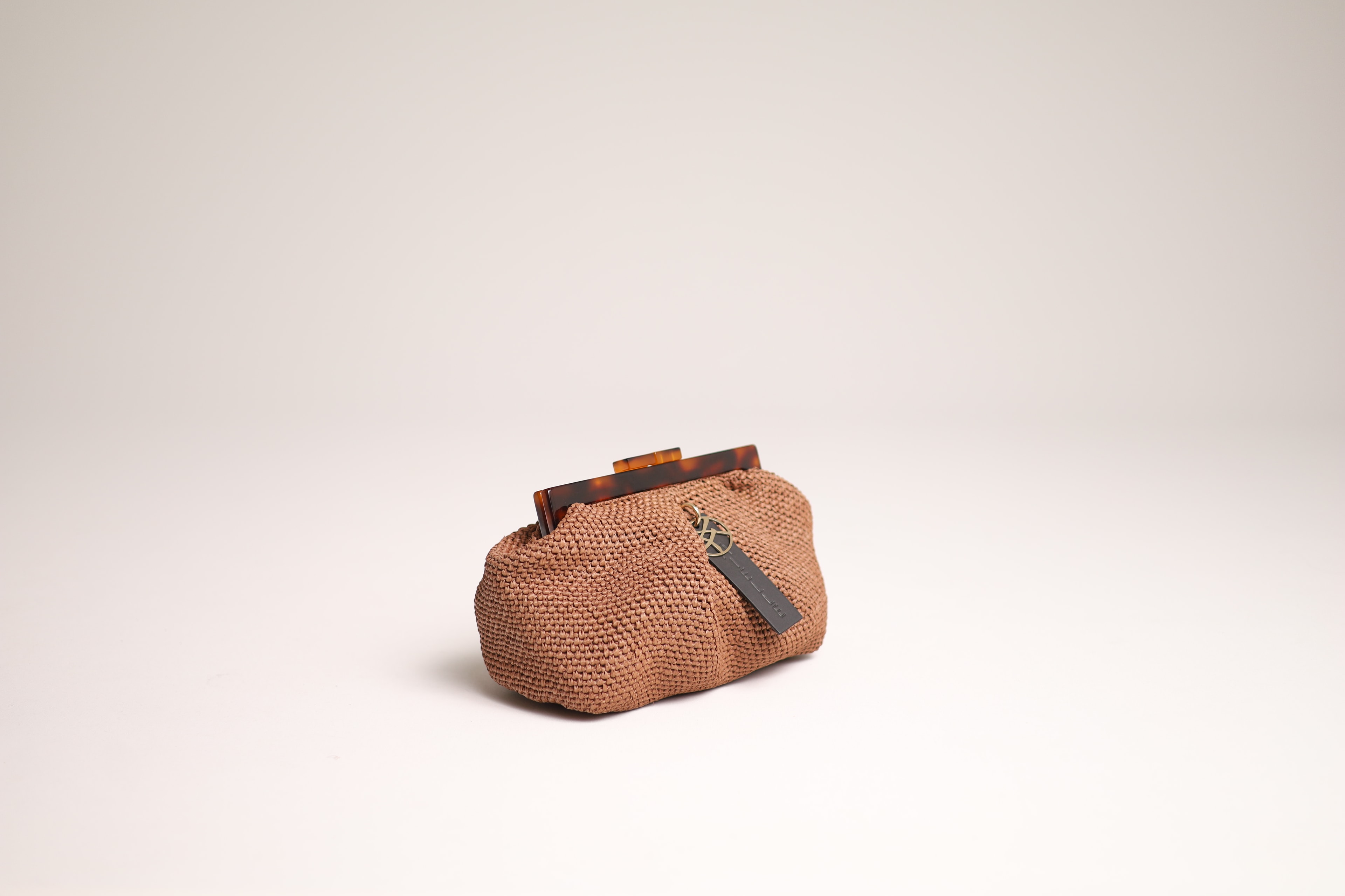 Nesta, sac en raphia viscose et résine, Marron — vu de face
